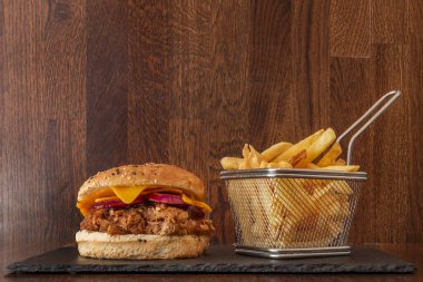  Hamburgerler için özel bir çörek kullanılır, bu hamburgerler genellikle yumuşak ve biraz tatlıdır, klasik hamburger çöreği ya da briç gibi.