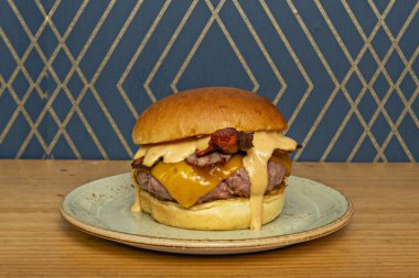 Hamburger pişirme zamanı istenen eşeğe göre değişir (nadir, orta, iyi pişmiş).