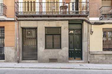 Bu tür ön cephelerde geniş pencere, balkon ve terasların kullanımı da yaygındır.