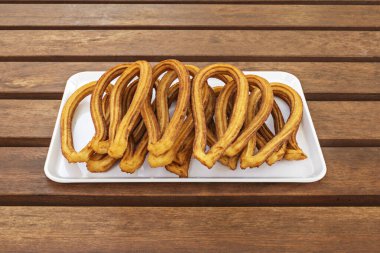 Churros un, su, tuz ve şekerden yapılan tatlı bir hamur türüdür. Hamur torbasına konur. 