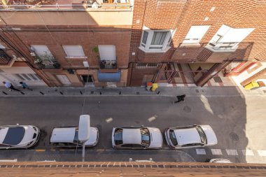 Cephe için malzeme seçimi bir binanın estetik ve karakterini tanımlamak için çok önemlidir. Bazı seçenekler arasında beton, cam, çelik, ahşap, seramik ve taş yer alıyor