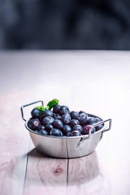 Bir tutam aroma ve renk katmak için sade yoğurda yabanmersini ekle.