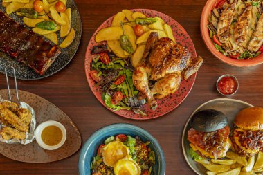 Her bölgenin kendi aşçılık spesiyaliteleri var. İspanyol yemeklerini çok çeşitli ve keşfetmesi heyecan verici kılıyor.