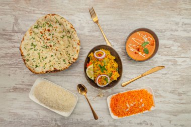 Pirince dayalı tarifli tipik Hint yemekleri..