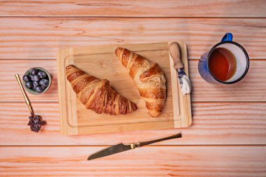  Evde reçel yapmak kolaydır; sadece meyve, şeker ve bazı durumlarda, pectin gerekir.