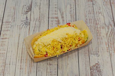 Geleneksel olarak, uzun bir tava kullanılır, ama en hafif olandan en çıtır sosisliye kadar pek çok çeşidi vardır.