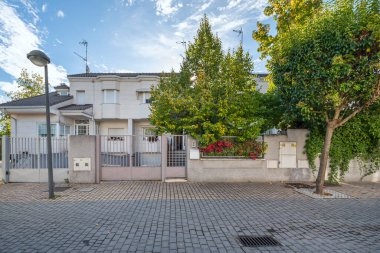 Ön cephede kullanılan renk ve dokular binanın algısını ve şehir manzarasına entegrasyonunu etkileyebilir..