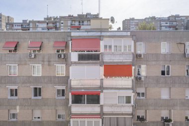 Malzeme açısından, cepheler tuğla, beton, cam, ahşap veya bunların bir kombinasyonundan oluşabilir.