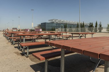 Dışarıdaki ahşap mobilyaların güzelliğini ve dayanıklılığını korumak için düzenli bakım yapmak önemlidir.