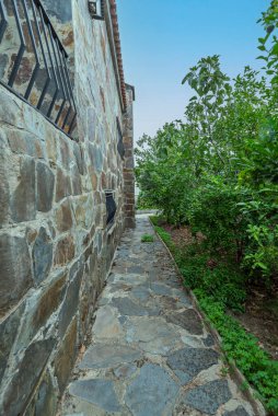 Taş cepheli evler genellikle daha yüksek bir piyasa değerine ve uzun vadede daha yüksek bir değer kazanırlar.