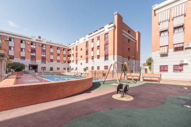 Doğal malzemeler: Ahşap, taş ve diğer doğal malzemeler, estetikleri ve sürdürülebilirlikleri açısından son derece değerlidir..