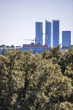 Cuatro Torres de Madrid 'in inşaatı 2004 yılında başladı ve 2009 yılında sona erdi.