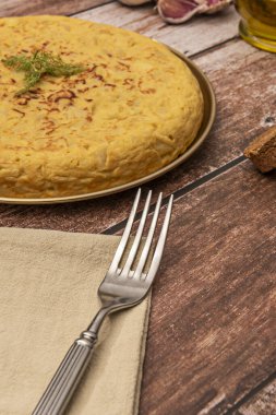 Patates tortilla da aile ortamlarında ve kutlamalarda popüler bir yemektir.