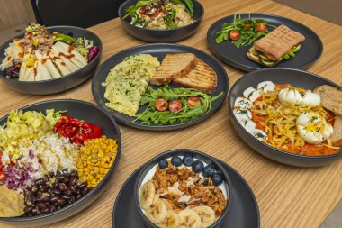 Sağlıklı yiyecekler çeşitli taze ve doğal gıdalar içermelidir.