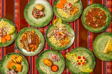 Ceviche çeşitli şekillerde sunulur, genellikle derin bir tabakta ve avokado dilimleri, daha fazla acı biber ve hatta fındık ile süslenir.