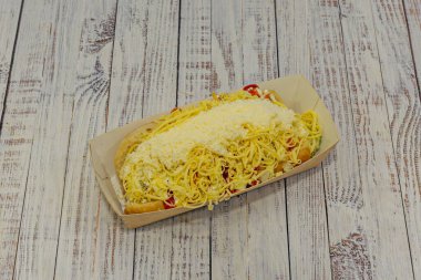 Geleneksel olarak, uzun bir tava kullanılır, ama en hafif olandan en çıtır sosisliye kadar pek çok çeşidi vardır.