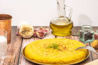 İspanyol omleti, ayrıca tortilla espaola olarak da bilinir.  