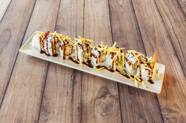  Uramaki, pirinci dışarıya yerleştirerek, daha hafif ve daha tanıdık bir lezzet elde edilir..