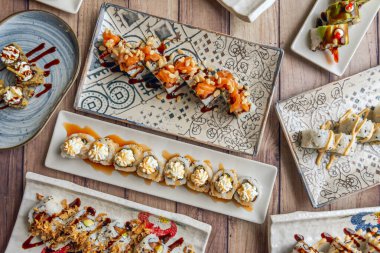 Sayısız uramaki çeşidi vardır, her birinin kendi tadı ve sunumu vardır.