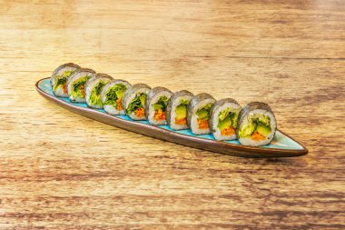 Sebze malzemeleri suşiye tazelik ve doku ekler..