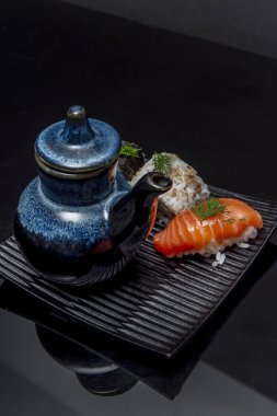 Soya sosu suşiye klasik bir eşlik eder.