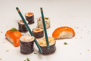  Çubuk kullanmak deneyimi geliştirebilir ve mutfak aletleri seçimleri bölgeler arasında değişebilir.