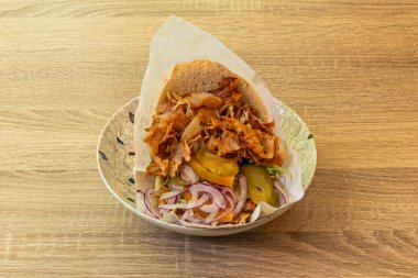  Kuzu eti, tavuk, sığır eti ya da hindi gibi farklı türlerde kebap ile yapılır ve bunlar pişirmeden önce genellikle baharat ve otlarla marine edilir.