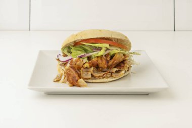 Doner Kebab: Shawarma 'ya benzer, ama Türkiye kökenlidir. Et, büyük bir bloktan kesilip dikey bir rostoda döndürülmüş.