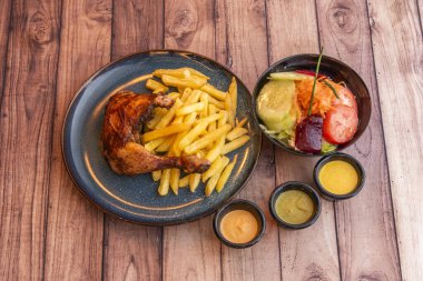 Kızarmış tavuk, tavuğun etrafında eşit bir şekilde dolaşmasını sağlayan dönen bir fırında pişirilir..