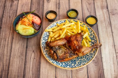  Kızarmış tavuk, tavuğun etrafında eşit bir şekilde dolaşmasını sağlayan dönen bir fırında pişirilir. Bu, etin eşit şekilde pişmesini ve derinin çıtır çıtır olmasını sağlar.