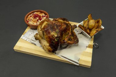 Pollo a la brasa, ahşap ya da kömür kullanarak dönen bir fırında pişirdiği yemeklerle karakterize edilir. Bu da ona dumanlı bir tat ve çıtır çıtır bir deri verir.