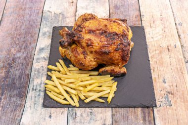 Pollo a la brasa, odun ya da kömür kullanarak dönen bir fırında pişirdiği yemeklerle karakterize edilir.,