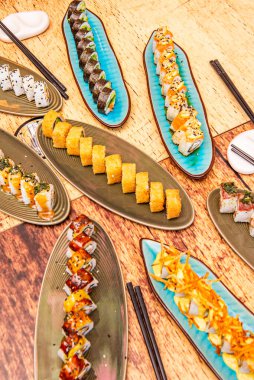 Avokado, yengeç (veya surimi) ve salatalık içeren bu rulo Kaliforniya 'da popüler oldu ve hızla dünyanın diğer bölgelerine yayıldı.