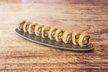 Suşi 'nin asırlar öncesine dayanan bir tarihi olmasına rağmen, bildiğimiz gibi uramaki bugün Birleşik Devletler' de popüler olmaya başladı.