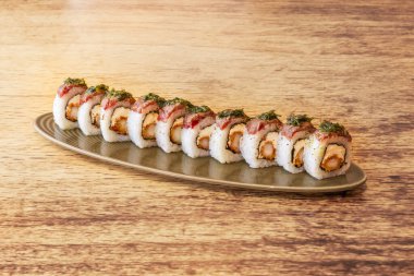  Uramaki sadece bir mutfak zevki değil, aynı zamanda Japon geleneği ve çağdaş yaratıcılık arasındaki kültürel birleşmenin bir göstergesidir.