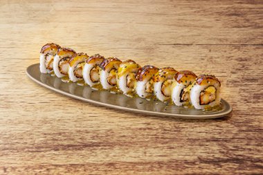 Uramaki suşiyi sevmek için lezzetli ve çok yönlü bir seçenektir.