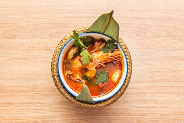 Tayland sadece yemek yemenin ötesine geçer; zengin bir kültürel deneyimdir. Yemekler genellikle aile ve arkadaşlar arasında paylaşılır, her biri küçük porsiyonlar halinde servis edilir, böylece herkes çeşitli tatların tadını çıkarabilir.