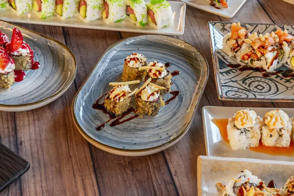 Uramaki yılanbalığı, avokado ve salatalıkla dolu, tobiko ile kaplı.