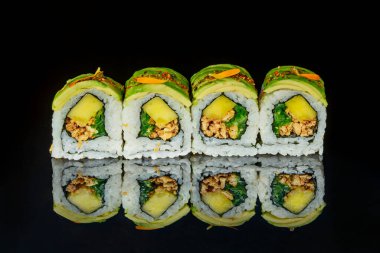 Pirincin düzgün hazırlanması hayati önem taşıyor. Tadı ve dokusu suşi deneyimini etkiliyor.