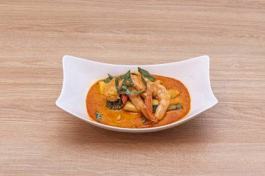  Taylandlılar Hint köri tariflerini adapte ettiler, yerli malzemeler ve ülkenin coğrafi çeşitliliğini yansıtan yemek teknikleri dahil ettiler.