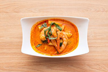 Tayland körileri tatlı, tuzlu, acı ve baharatlı karışımları gibi eşsiz lezzetleriyle bilinir.