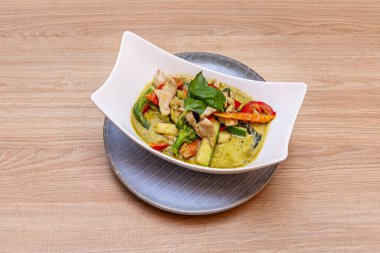 Köri, tavuk, domuz eti, sığır eti, deniz ürünleri ve tofu gibi çeşitli proteinleri içererek, farklı diyetler için uygun olmalarını sağlayabilir.