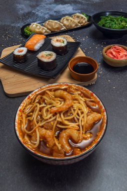 Ramen üzerine uzmanlaşmış restoranlar, uluslararası popülerlik kazanmış bir erişte çorbası..