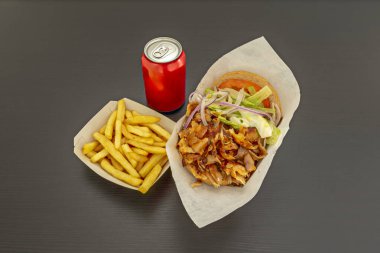 Bağış kebabı, fast food olarak tüketilen ve özel restoranlarda servis edilen Avrupa ülkelerinde çok popüler bir sokak yemeği haline gelmiştir..