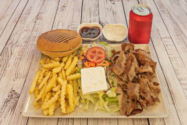 Pek çok çeşit kebap vardır, ama genellikle, bu kebaplar kızarmış et içerir ve farklı refakatçiler, soslar ve bazen, ekmek veya pilav ile servis edilir.