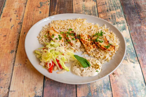 Bu etki İspanyol gastronomisinin birçok alanında görülebilir ve Pinchos morunos bu kültürel füzyonun mükemmel bir örneğidir..