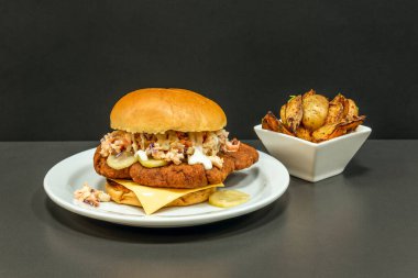 Bu hamburgerler genellikle kaliteli etleri, zanaatkar peynirleri, özel çörekleri ve özel refakatçileri içerir, yemek deneyimini bir sonraki seviyeye yükseltir.