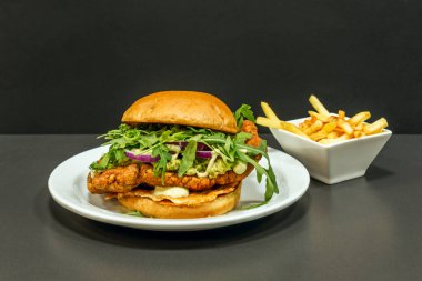 Hamburgerler, çok yönlü ve lezzetli lezzetlerinin yanı sıra kolaylıkları ve tüketim kolaylıkları için de değerlidir.