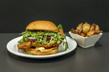  Hamburgerlerin popülaritesi onları birçok ülkenin gıda kültürünün temel bir parçası haline getirerek, her yaştan insan için çok yönlü ve ulaşılabilir bir seçenek haline getirdi.