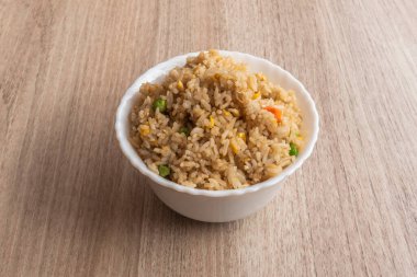 Tipik Çin tarifi. Beyaz kasede üç lezzetli pirinç.